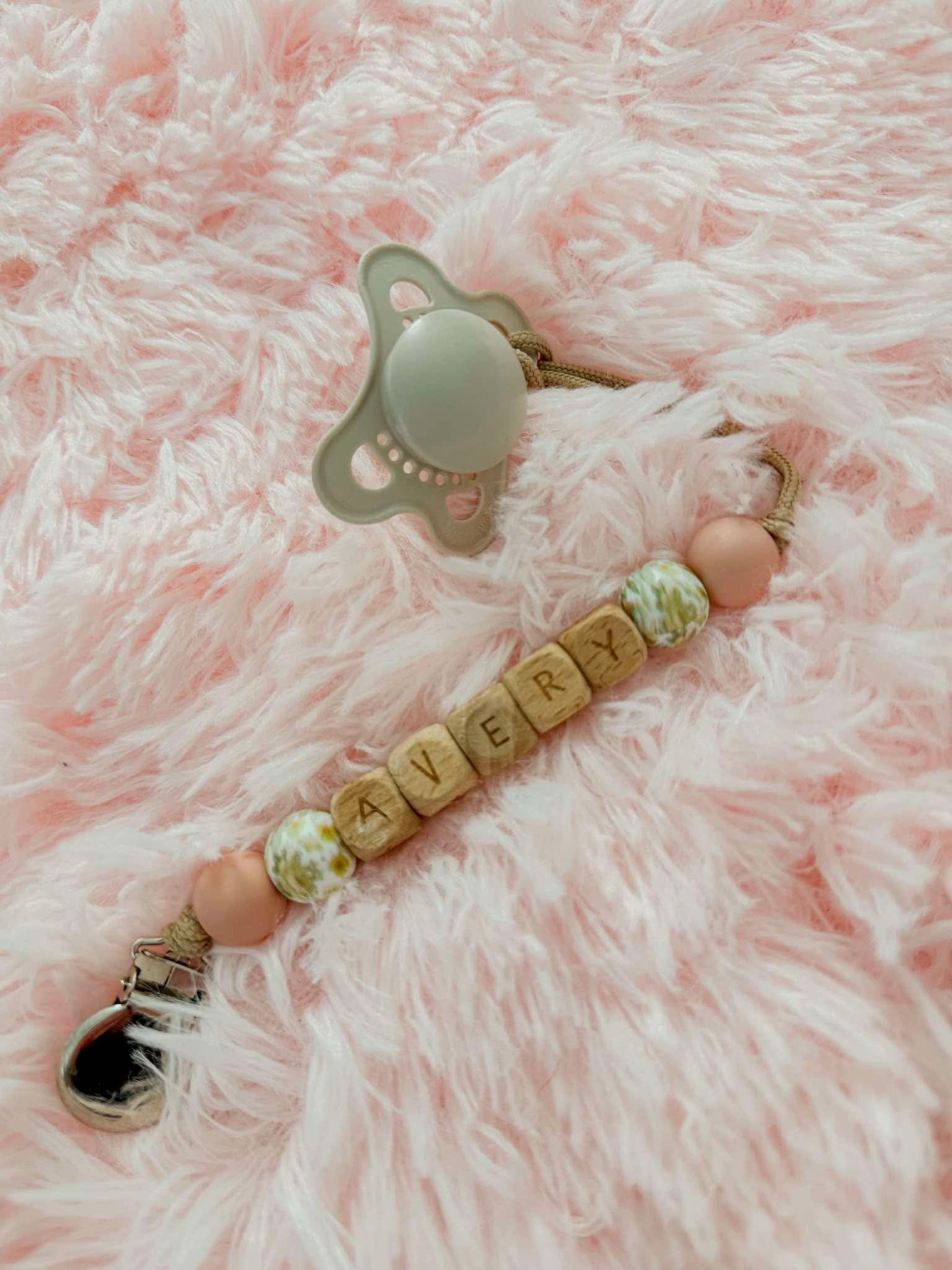 the “avery” name clip