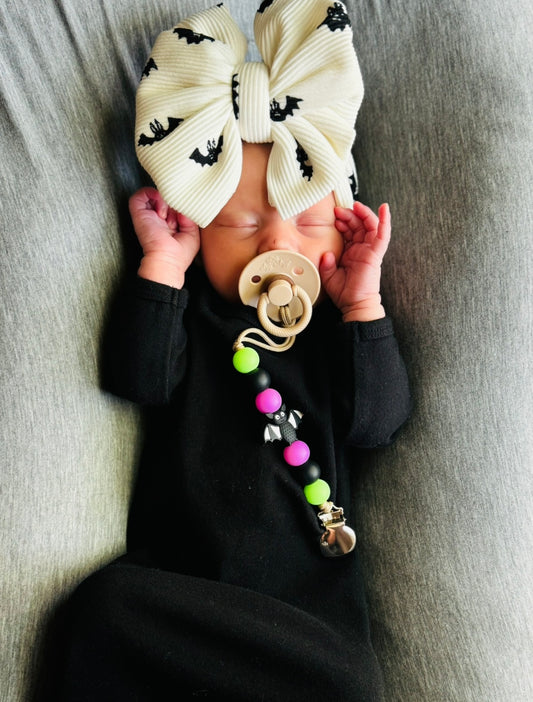 a lil batty paci clip🦇