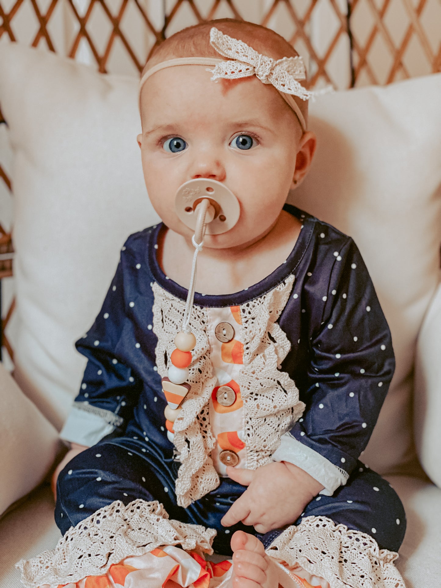 candy corn cutie paci clip